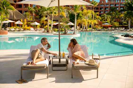 Par nyder livet ved poolen