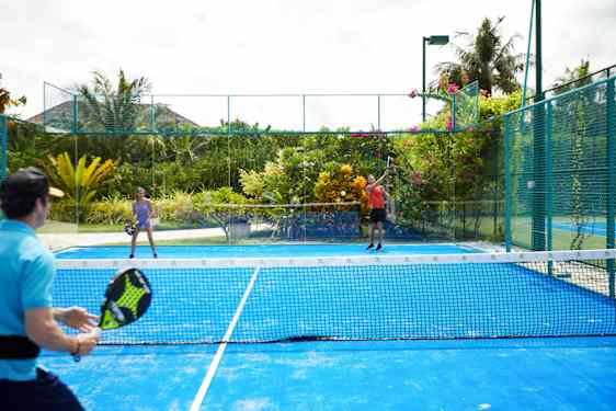 Padelspillere på bane