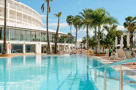 Pool med kørestolsrampe på Sunprime Atlantic View