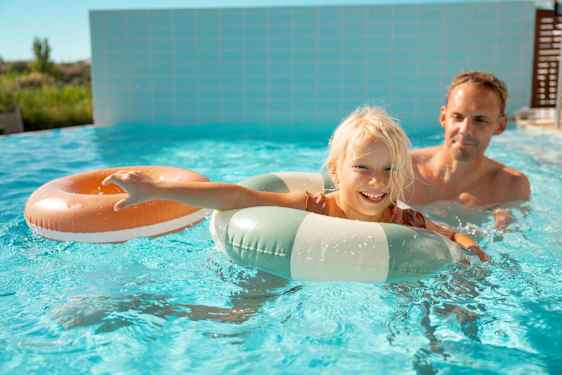 Far og datter i pool