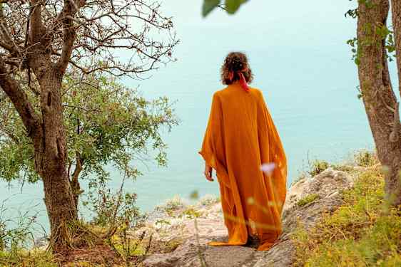 kvinde ser ud over vandet