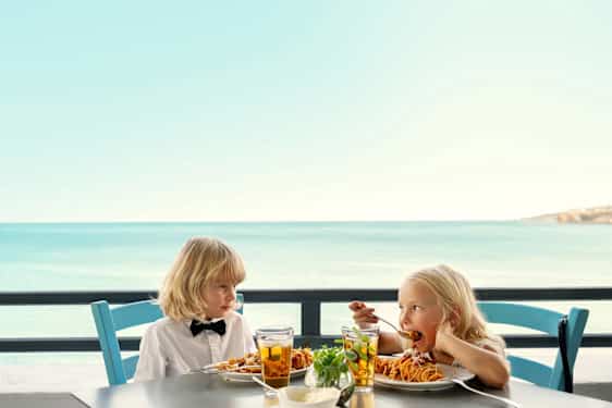 To børn på All Inclusive-ferie