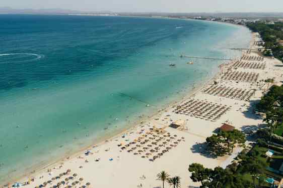 Alcudia strand på Mallorca. Foto: Tomas Eidsvold, Unsplash