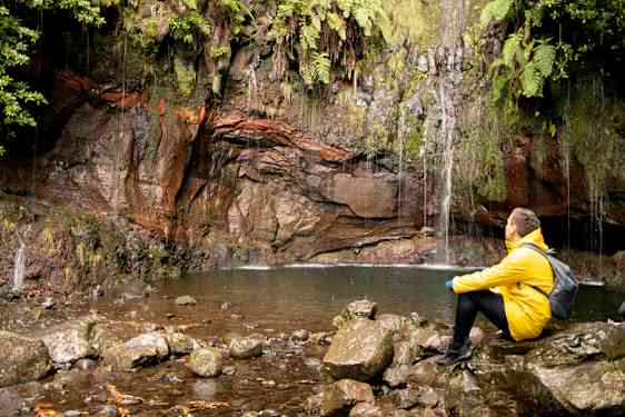 Mand ser på vandfald