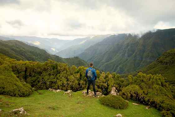 Mand vandrer på Madeira i pinsen