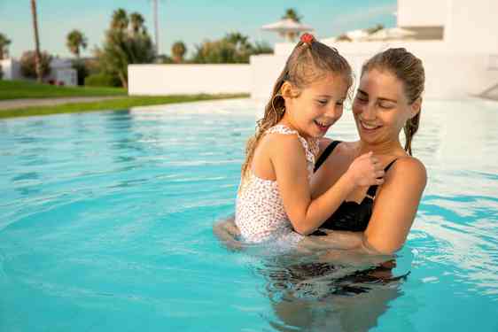 Mor med pige i pool
