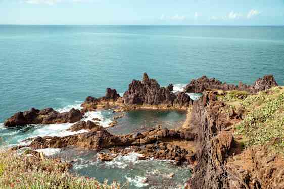 Dramatisk natur på Madeira med hav og klipper
