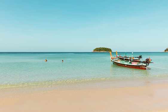 Båd og badegæster i vandet