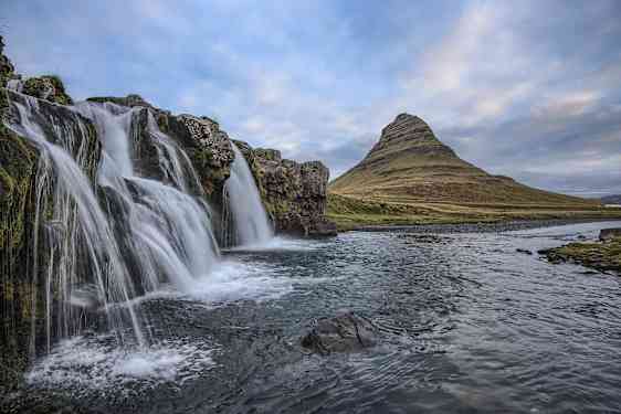 Bjerge og vandflad i Island