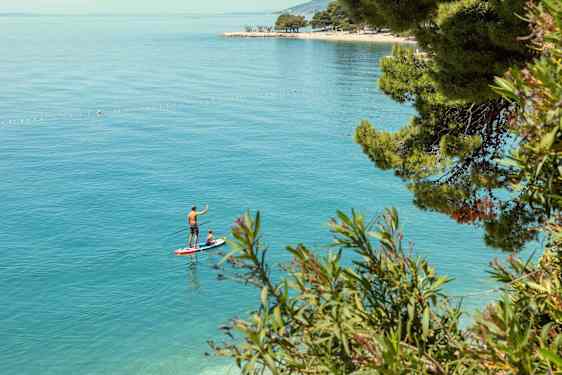 Far og datter på paddle board i Split Dalmatia, Kroatien
