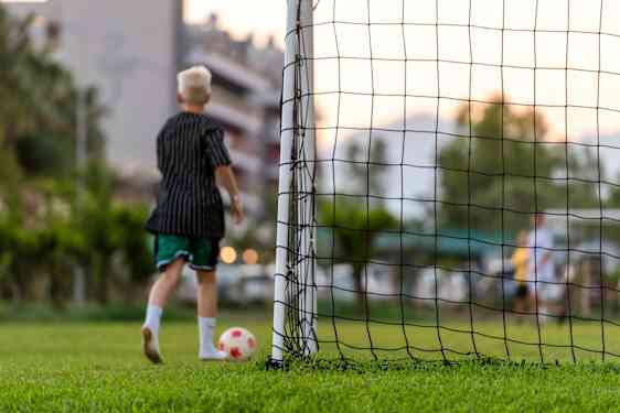 Dreng spiller fodbold. Foto: Belek Beach Resort