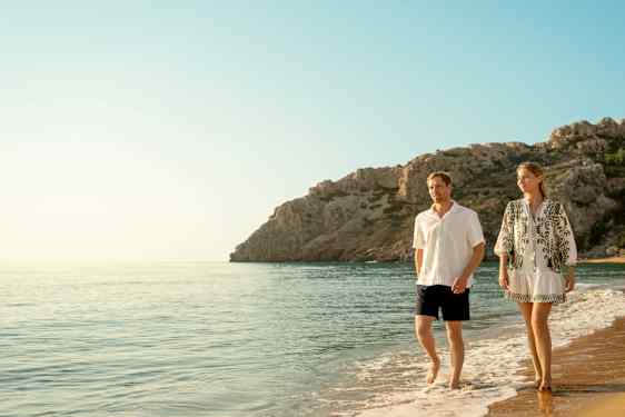 Par går på stranden