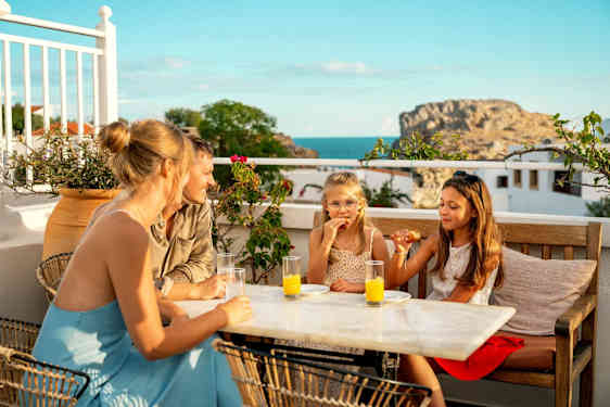 Familie hygger sig på en restaurant med udsigt over vandet