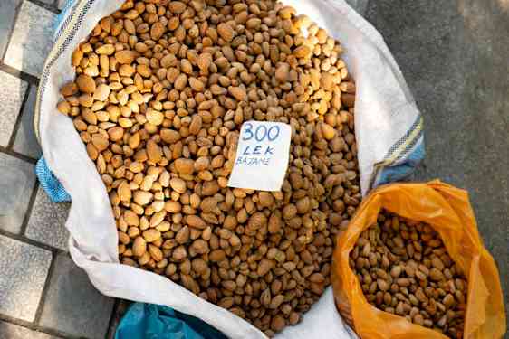 Friske nødder i Albanien