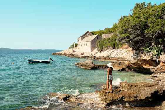 Kvinde ved vandet i Kroatien
