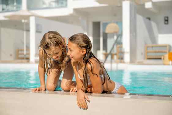 To piger hygger sig i poolen på deres vinterferie i uge 8