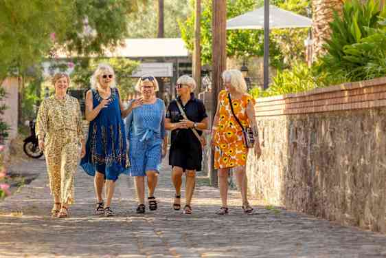 Gruppe spiser mad sammen