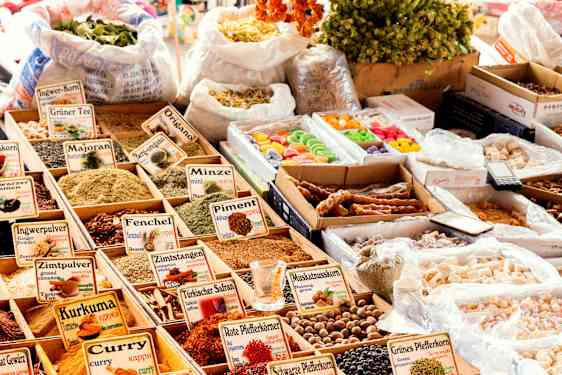 Stort udvalg af spændende krydderier i basaren