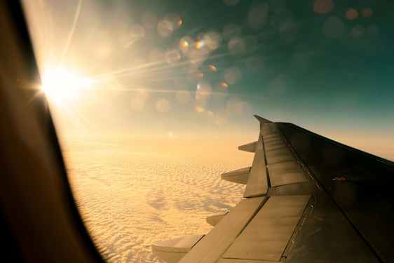 Himlen set ud af et flyvindue