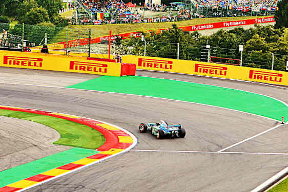 Formel-1 bil på en bane