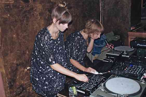 DJs på natklub