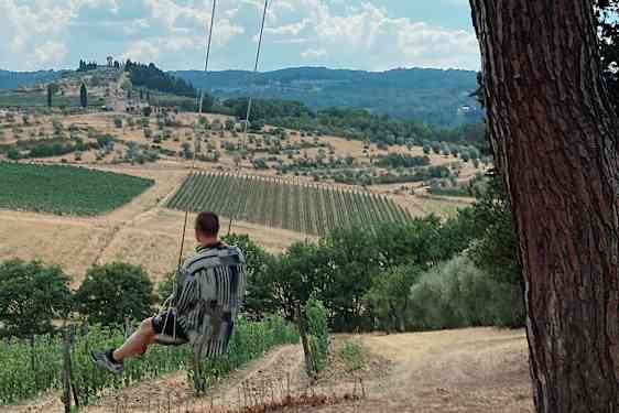 På gynge ved en vingård