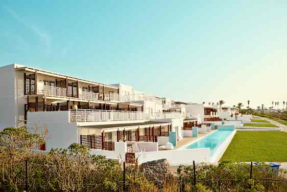 Sunwing Kallithea Beach, Rhodos. Lave hotelbygninger med terrasser og værelser med egen pool