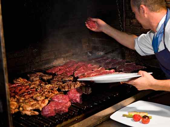 kød på grillen