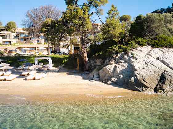 Bjerg midt i vandet. Foto: Unsplash