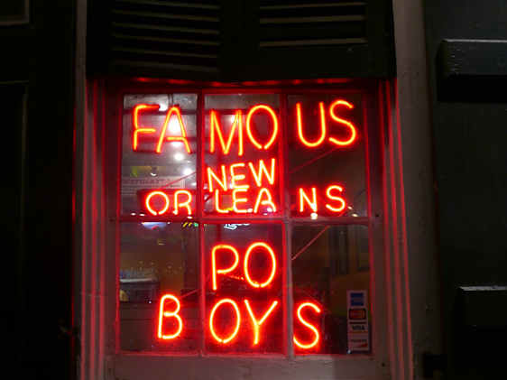 Lysende neoinskilt hos Poboys