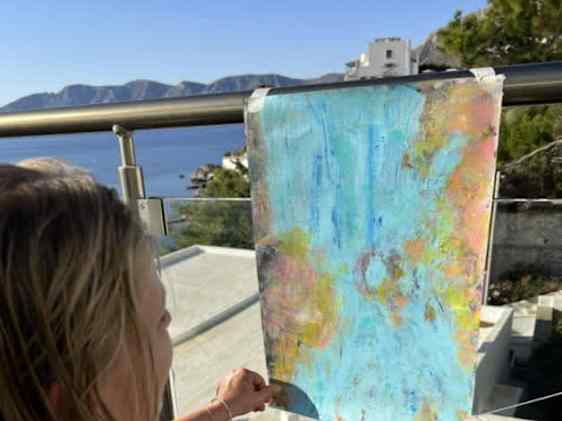 En kvinde maler abstrakt