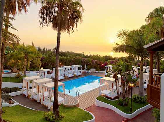 Poolområdet ved solopgang