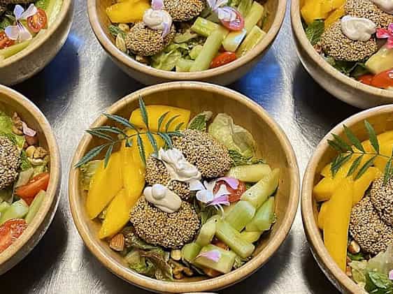 Farverig vegansk mad som er klar til servering