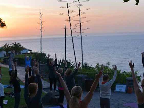 Morgenyoga i solopgangen