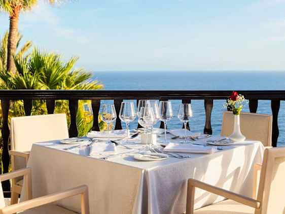 et smukt bord er dækket i restauranten