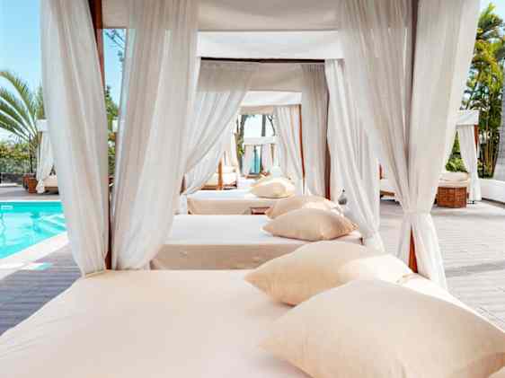 Skønne solsenge ved poolen