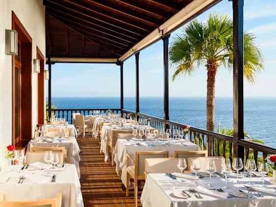 Hotellets smukke restaurant med havudsigt