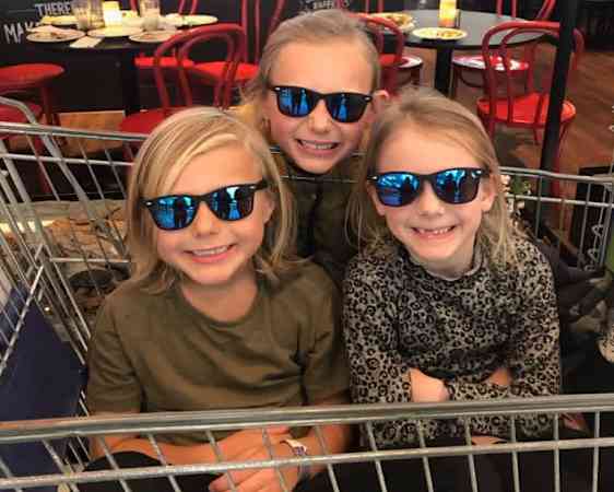 Børnebørnene med solbriller på