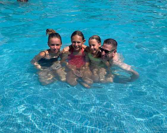 Familien i poolen