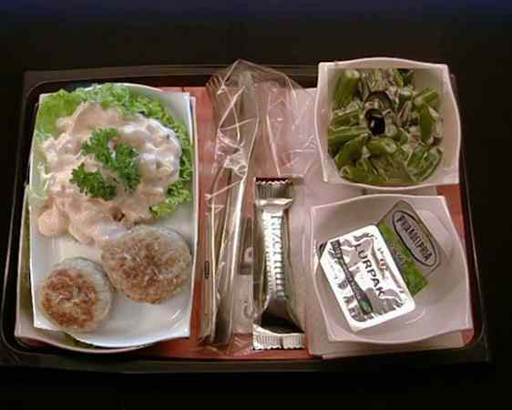 Sådan kunne en flymenu se ud "i gamle dage". Her ser I en menu bestående af: Bønnesalat, rødløg, kartoffelsalat, persillekvist, frikadelle, lollo blanco, smør, Philidelphiaost med urter, chokolade, brown weat cracker og mesterstykke.