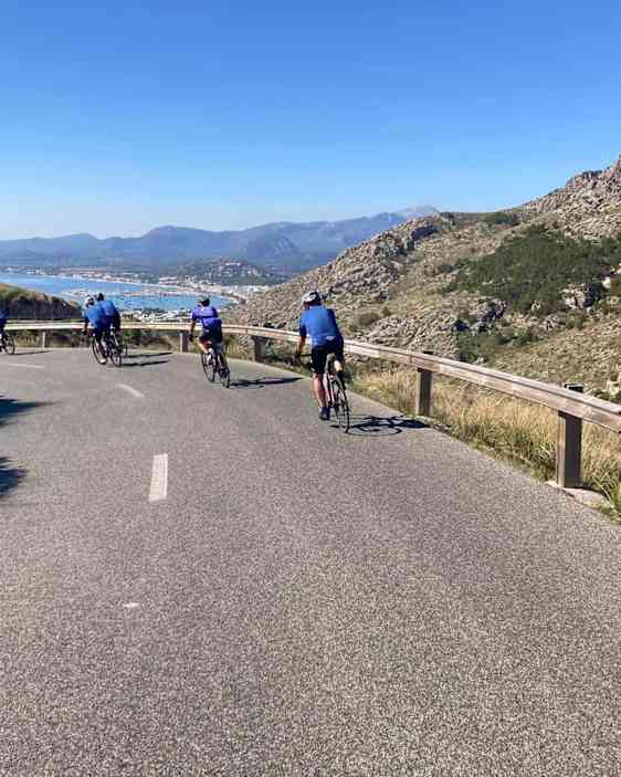 Gruppe af cykelryttere på vej ned til Port de Pollensa.