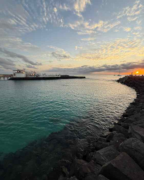 Udsigten over stranden og havet om aftenen
