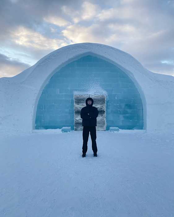 Tomas foran ishotellet