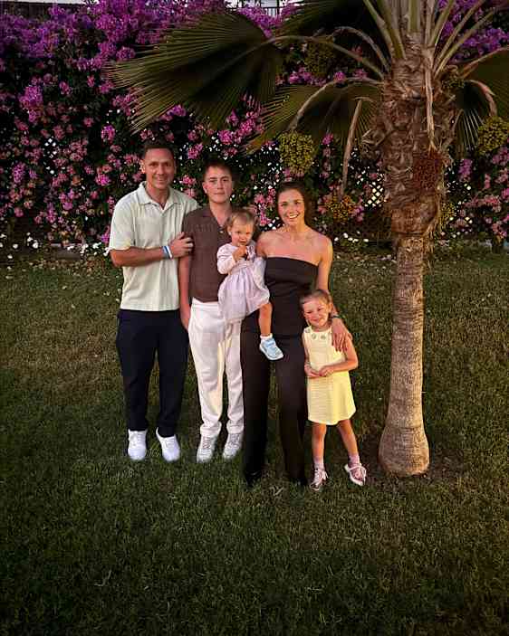 Familien Hykkerud klædt på i deres fine tøj er klar til middag