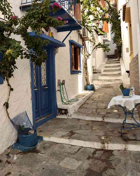 En af de små gader i Skiathos by