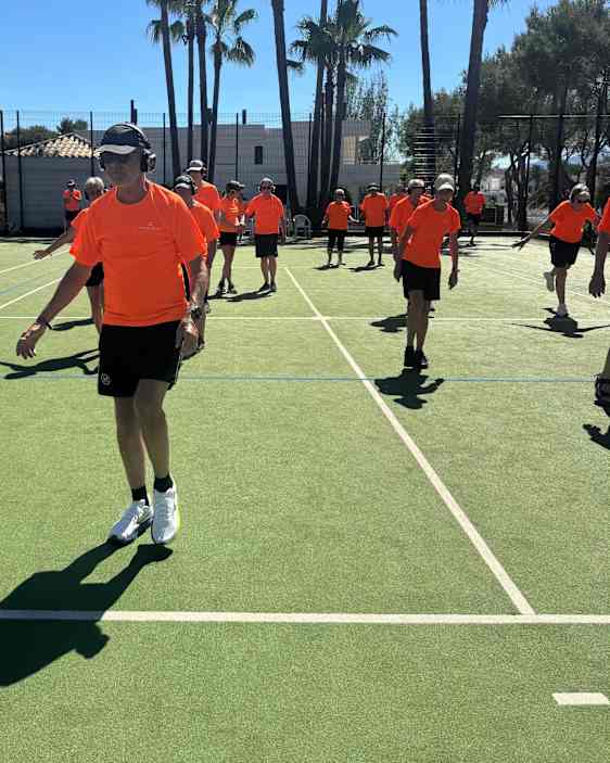 Mennesker som danser på tennisbane