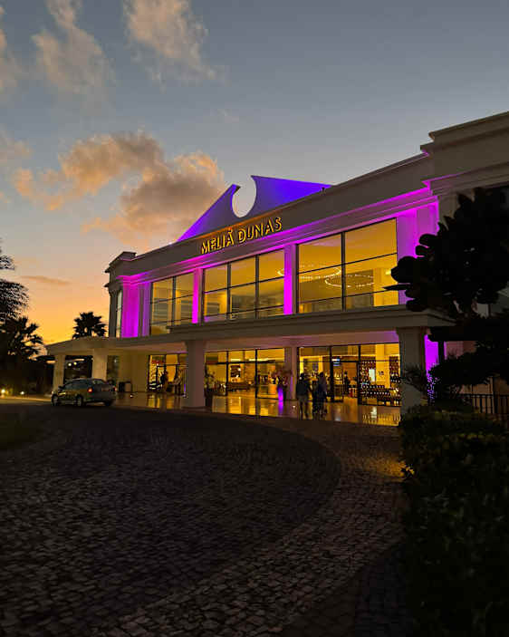 Hotellet Melia Dunas om aftenen, oplyst med lilla lys
