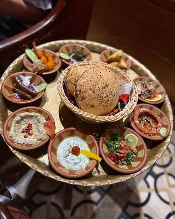 Bjerg midt i vandet. Foto: Unsplash