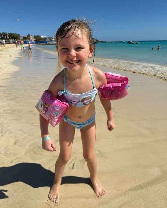 En glad pige hygger sig under solen på Kap Verde