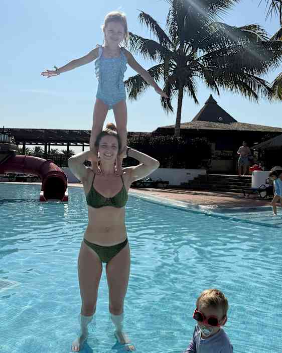 Mor og datter leger i poolen